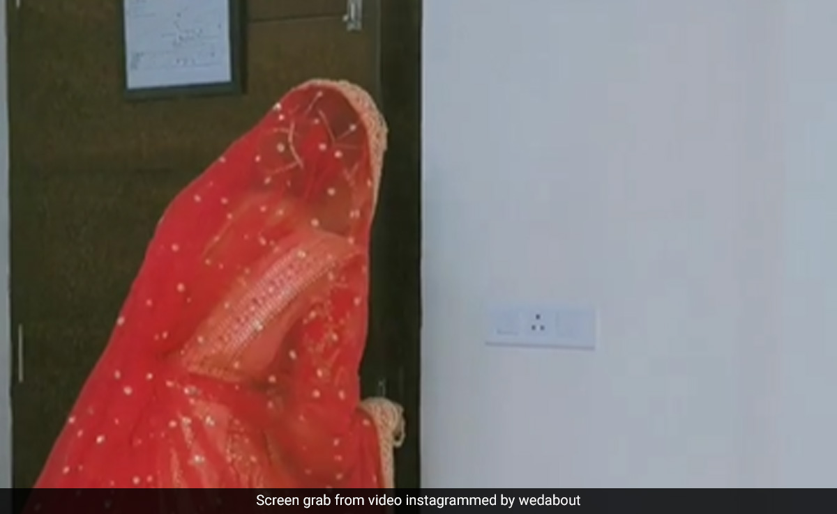 दुल्हन ने खोला दरवाजा तो बाहर खड़े लड़कों ने कर दी ऐसी हरकत, VIDEO देख लोग रह गए हैरान, बोले- ये तो हद है