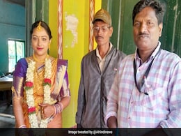 PICS: कर्नाटक विधानसभा चुनाव को लेकर लोगों में उत्साह, दुल्हन ने शादी समारोह से आकर की वोटिंग PICS: कर्नाटक विधानसभा चुनाव को लेकर लोगों में उत्साह, दुल्हन ने शादी समारोह से आकर की वोटिंग