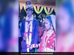 शादी के स्टेज पर दुल्हन हुई बिंदास दूल्हे का हुआ बुरा हाल, किया ऐसा डांस पानी-पानी हुआ लड़का, लोग बोले- भाग जा भाई शादी के स्टेज पर दुल्हन हुई बिंदास दूल्हे का हुआ बुरा हाल, किया ऐसा डांस पानी-पानी हुआ लड़का, लोग बोले- भाग जा भाई