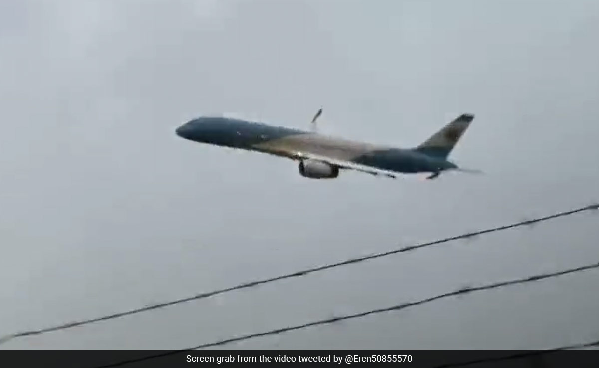 Viral Video Shows Argentina's Presidential Plane Pulling Off Low-Level Stunt