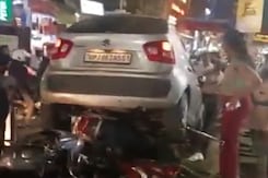 कानपुर में नौसिखिया महिला ड्राइवर ने पार्किंग में खड़ी बाइकों के ऊपर चढ़ाई कार कानपुर में नौसिखिया महिला ड्राइवर ने पार्किंग में खड़ी बाइकों के ऊपर चढ़ाई कार