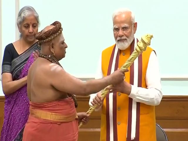 मंत्रोच्चारण के साथ अधीनम महंत ने प्रधानमंत्री नरेंद्र मोदी को सौंपा सेंगोल