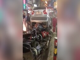 कानपुर में नौसिखिया महिला ड्राइवर ने पार्किंग में खड़ी बाइकों के ऊपर चढ़ाई कार कानपुर में नौसिखिया महिला ड्राइवर ने पार्किंग में खड़ी बाइकों के ऊपर चढ़ाई कार