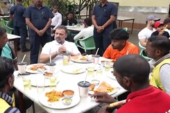 राहुल गांधी ने बेंगलुरु में डिलीवरी बॉयज के साथ किया लंच राहुल गांधी ने बेंगलुरु में डिलीवरी बॉयज के साथ किया लंच