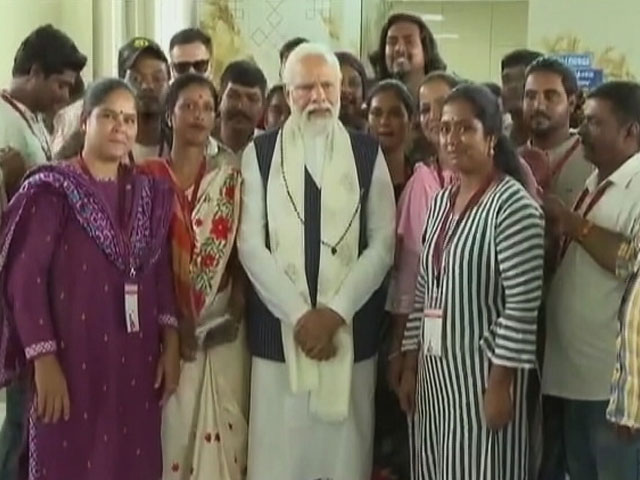 कर्नाटक : PM मोदी ने सूडान से लौटे आदिवासी समुदाय के लोगों से की मुलाकात 