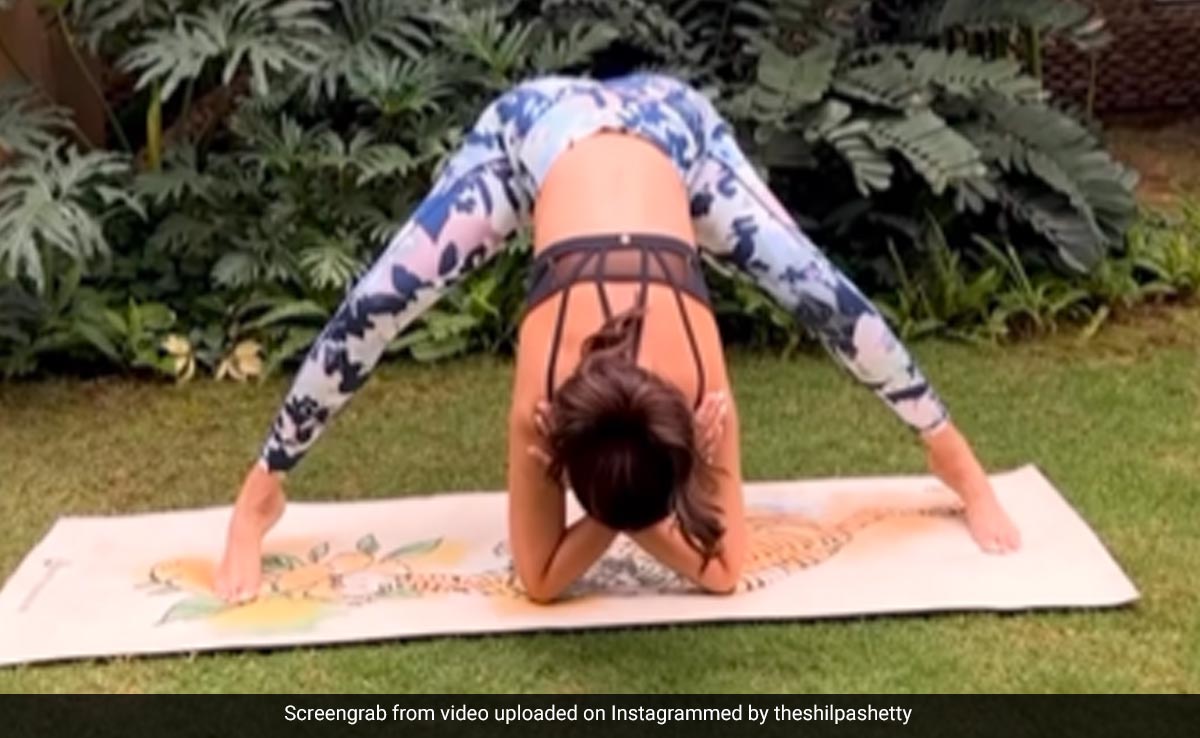खुद को फिट रखने के लिए एक्ट्रेस शिल्पा शेट्टी करती हैं ये योगासन, आप भी करें फॉलो
