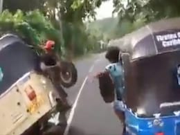 गजब! चलते ऑटो में ड्राइवर ने चुटकियों में बदल दिया टायर, Video देख लोग बोले 'हैवी ड्राइवर' गजब! चलते ऑटो में ड्राइवर ने चुटकियों में बदल दिया टायर, Video देख लोग बोले 'हैवी ड्राइवर'