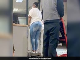 Airline Weighs Woman Like Baggage Before Her Flight, Internet Divided Airline Weighs Woman Like Baggage Before Her Flight, Internet Divided