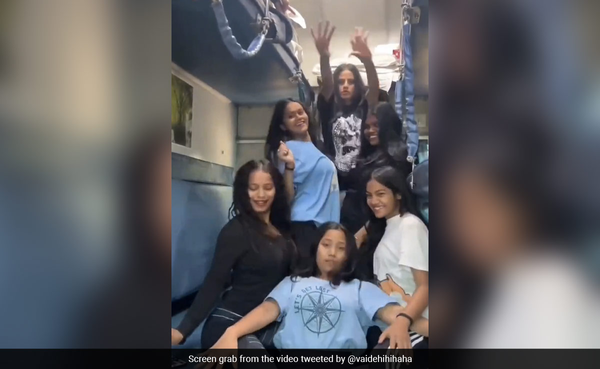 "Confidence <i>Dekho</i>": Internet Amazed At This Girl Group Doing Viral Trend In Train