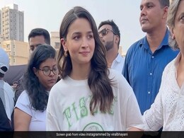 जहां करीना ने किया इग्नोर वहीं आलिया भट्ट ने खुद जाकर महिला से मिलाया हाथ, लोग बोले- दिल से अमीर जहां करीना ने किया इग्नोर वहीं आलिया भट्ट ने खुद जाकर महिला से मिलाया हाथ, लोग बोले- दिल से अमीर