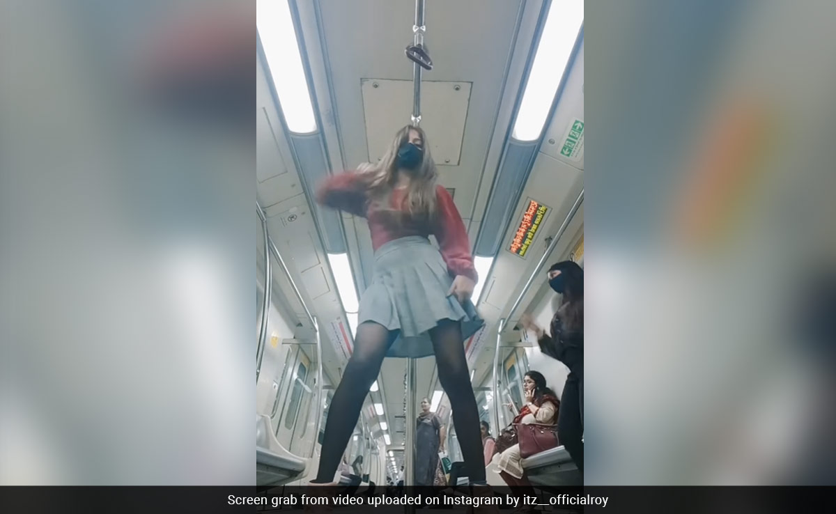 Video Of Woman Dancing To A Punjabi Song Inside Delhi Metro Goes Viral, Draws Mixed Reactions