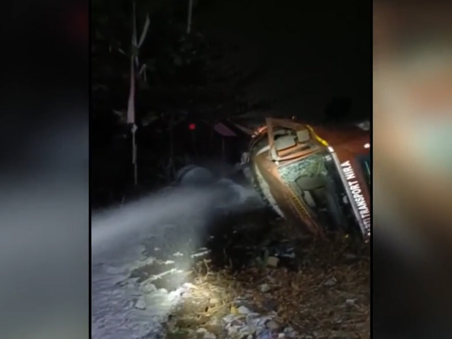 कच्ची शराब ले जा रहा टैंकर पुणे की खाई में गिरा, कई लोगों के हताहत होने की आशंका