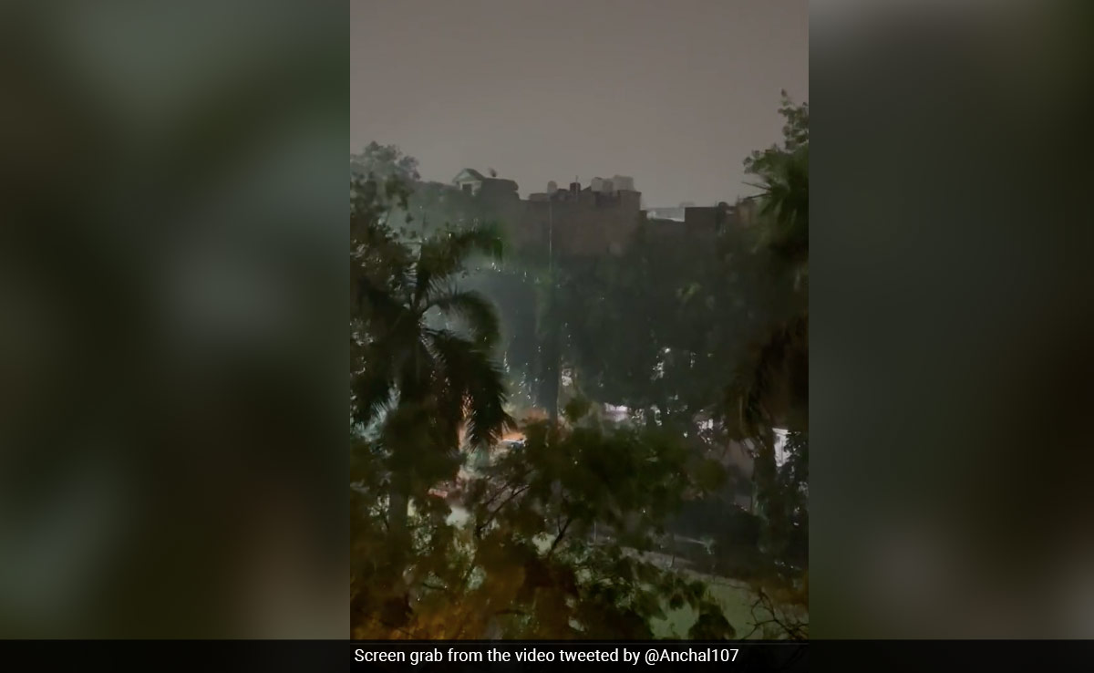 Heavy Rain, Dust Storm And Strong Winds In Delhi, No Heat Wave Till Tuesday