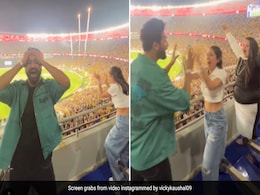 CSK Win: आईपीएल में चेन्नई की जीत पर स्टेडियम में यूं जश्न मनाने लगे विक्की कौशल और सारा अली खान, फिर एक्टर ने माही के लिए कह दी ये बात CSK Win: आईपीएल में चेन्नई की जीत पर स्टेडियम में यूं जश्न मनाने लगे विक्की कौशल और सारा अली खान, फिर एक्टर ने माही के लिए कह दी ये बात