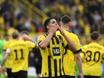 Jude Bellingham Brace Helps Six-Goal Borussia Dortmund Keep Pace With Bayern Munich
