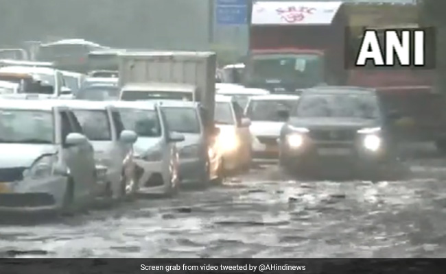 दिल्ली में झमाझम बारिश से मौसम हुआ सुहावना, पानी से लबालब भरी सड़कें