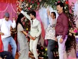 VIDEO: भांजी की शादी में डांस करते हुए इंजीनियर को पड़ा दिल का दौरा, स्टेज पर ही हो गई मौत VIDEO: भांजी की शादी में डांस करते हुए इंजीनियर को पड़ा दिल का दौरा, स्टेज पर ही हो गई मौत