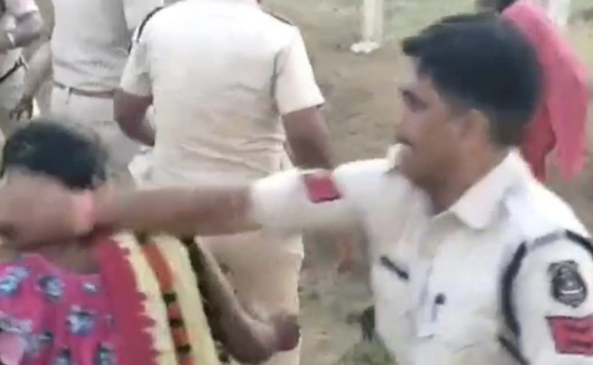 VIDEO: पुलिस ने अतिक्रमण हटाने की कार्रवाई के दौरान महिला के बाल खींचे, लात मारी
