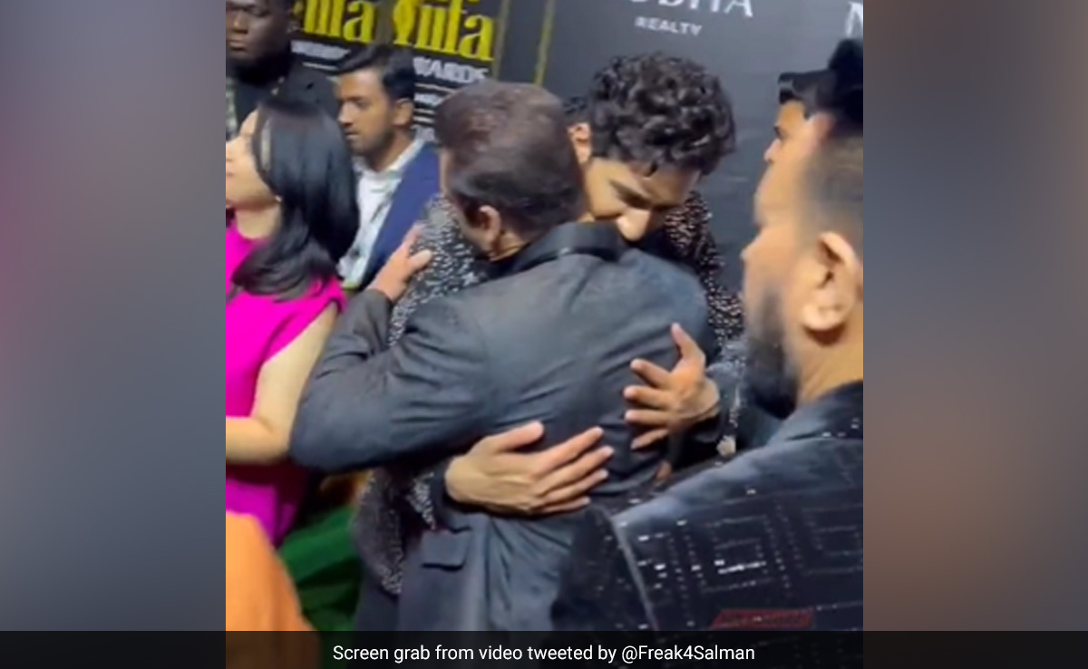 IIFA Rocks 2023: Salman Khan Hugs Vicky Kaushal On The Green Carpet. Watch