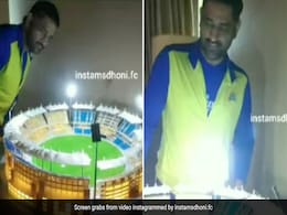 एमएस धोनी को फैन ने दिया अनोखा गिफ्ट, तोहफा देख खिल उठा माही का चेहरा, देखें वायरल वीडियो एमएस धोनी को फैन ने दिया अनोखा गिफ्ट, तोहफा देख खिल उठा माही का चेहरा, देखें वायरल वीडियो