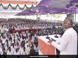 कांग्रेस अध्यक्ष मल्लिकार्जुन खरगे के बेटे को PM मोदी के खिलाफ बयानबाजी के लिए EC ने भेजा नोटिस कांग्रेस अध्यक्ष मल्लिकार्जुन खरगे के बेटे को PM मोदी के खिलाफ बयानबाजी के लिए EC ने भेजा नोटिस