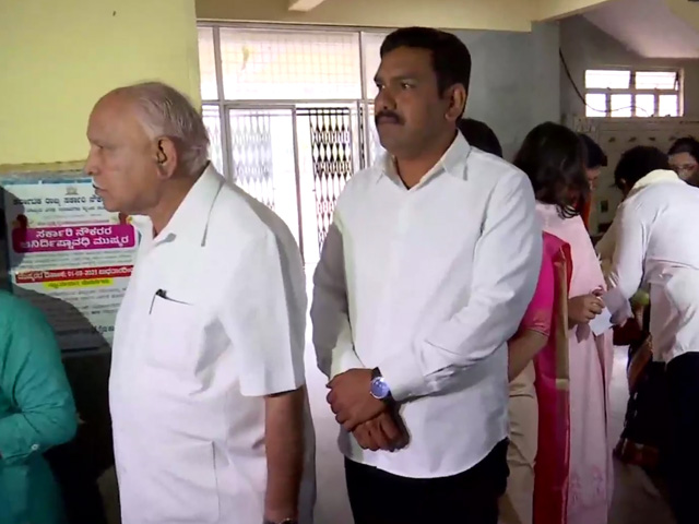 बी एस येदियुरप्पा वोट डालने पोलिंग बूथ पर पहुंचे