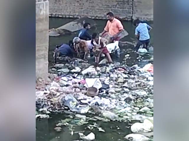 Video: People Seen Jumping Into Drain In Bihar Town To Collect Notes