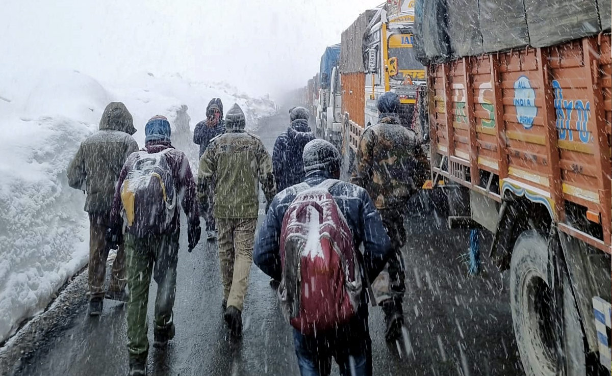 250 People Stuck Due To Snowfall In Himachal's Lahaul-Spiti; Rescued