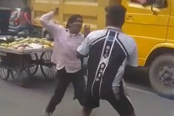 मुफ़्त केला नहीं देने पर सफाई कर्मी ने दिव्यांग केले वाले को पीटा मुफ़्त केला नहीं देने पर सफाई कर्मी ने दिव्यांग केले वाले को पीटा