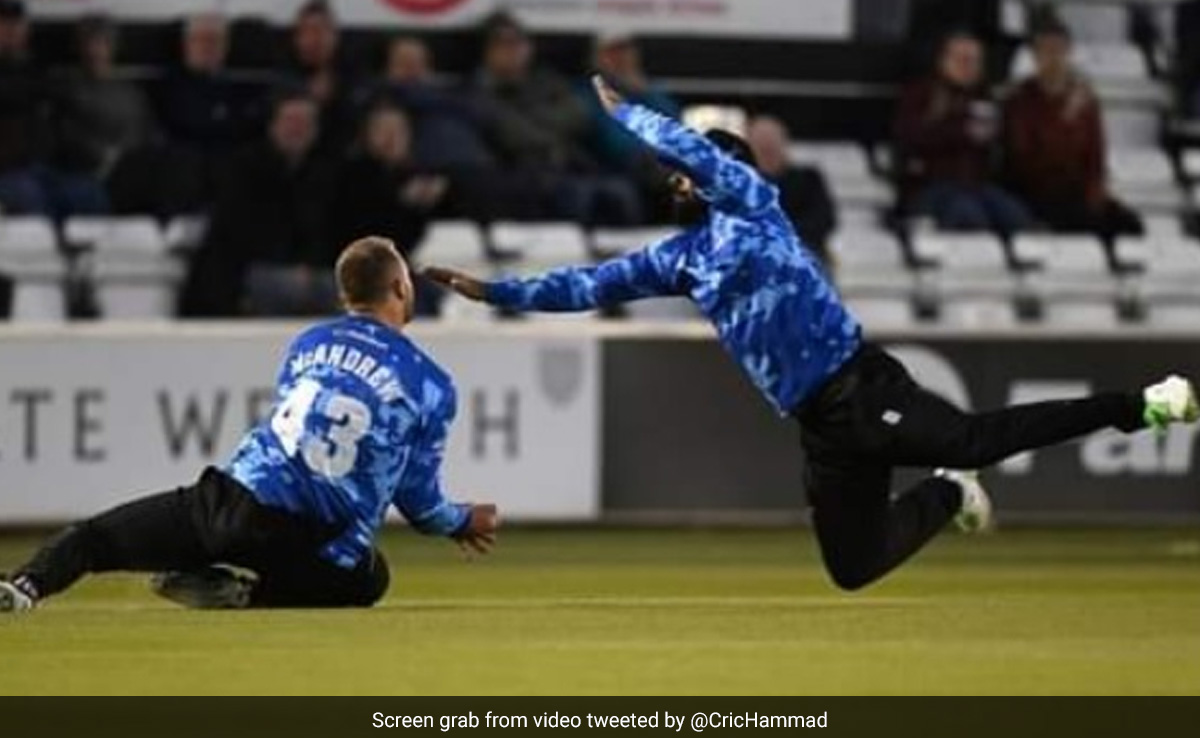 कैच लपकने के लिए शादाब खान हवा में उड़े, साथी खिलाड़ी से हुयी जोरदार टक्कर, मैदान पर बड़ा हादसा, Video