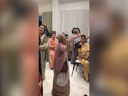 हेलन के गाने 'मोनिका ओ माई डार्लिंग' को सुन खुद को नहीं रोक पाई दादी, पार्टी में किया ऐसा डांस कर दिया सबको साइड हेलन के गाने 'मोनिका ओ माई डार्लिंग' को सुन खुद को नहीं रोक पाई दादी, पार्टी में किया ऐसा डांस कर दिया सबको साइड