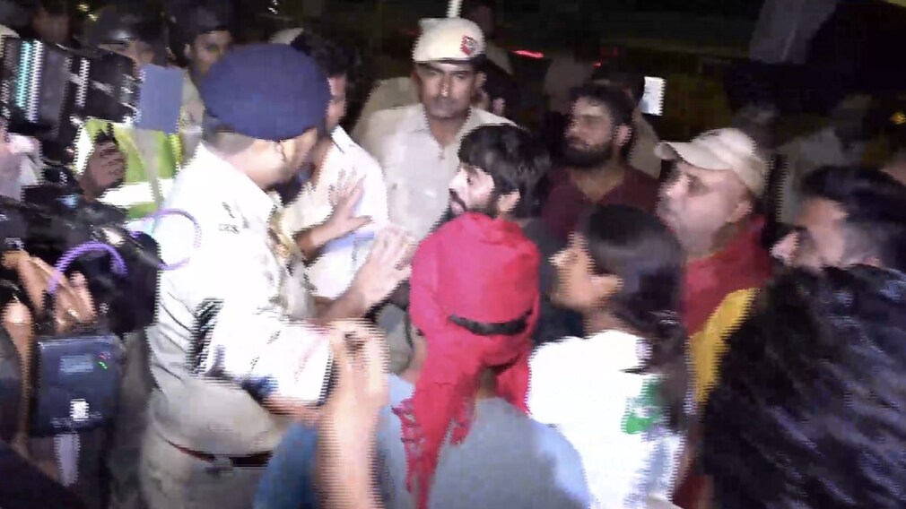 जंतर-मंतर पर पुलिस और पहलवानों के बीच नोक-झोंक, विपक्षी दलों ने केंद्र पर साधा निशाना; 10 बातें