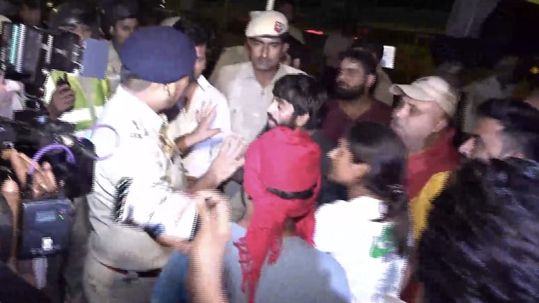 जंतर-मंतर पर पुलिस और पहलवानों के बीच नोक-झोंक, विपक्षी दलों ने केंद्र पर साधा निशाना; 10 बातें