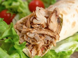 अब बाजार पर जाकर नहीं बल्कि घर पर बनाकर खाएं शवरमा रोल, यहां देखें इसको बनाने की रेसिपी