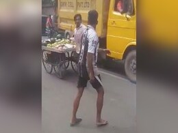 VIDEO: मुफ्त में नहीं दिए केले तो सफाईकर्मी ने की दिव्यांग की पिटाई, गिरफ्तार VIDEO: मुफ्त में नहीं दिए केले तो सफाईकर्मी ने की दिव्यांग की पिटाई, गिरफ्तार