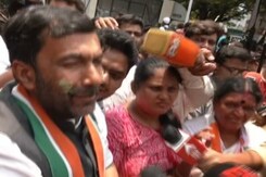 कर्नाटक चुनाव परिणाम : कर्नाटक कांग्रेस कार्यालय में जश्न, पार्टी का झंडा हाथों में लेकर नारे लगा रहे कार्यकर्ता कर्नाटक चुनाव परिणाम : कर्नाटक कांग्रेस कार्यालय में जश्न, पार्टी का झंडा हाथों में लेकर नारे लगा रहे कार्यकर्ता