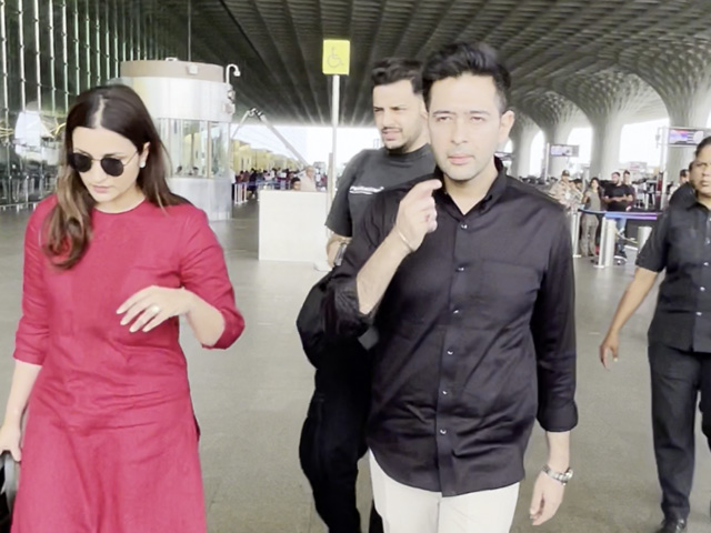 परिणीति चोपड़ा और राघव चड्ढा मुंबई एयरपोर्ट पर स्पॉट हुए