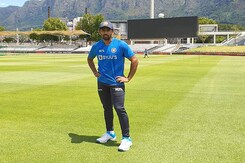 जल्दबाजी में उल्टी पैंट पहनकर मैदान में पहुंच गए ऋद्धिमान साहा जल्दबाजी में उल्टी पैंट पहनकर मैदान में पहुंच गए ऋद्धिमान साहा