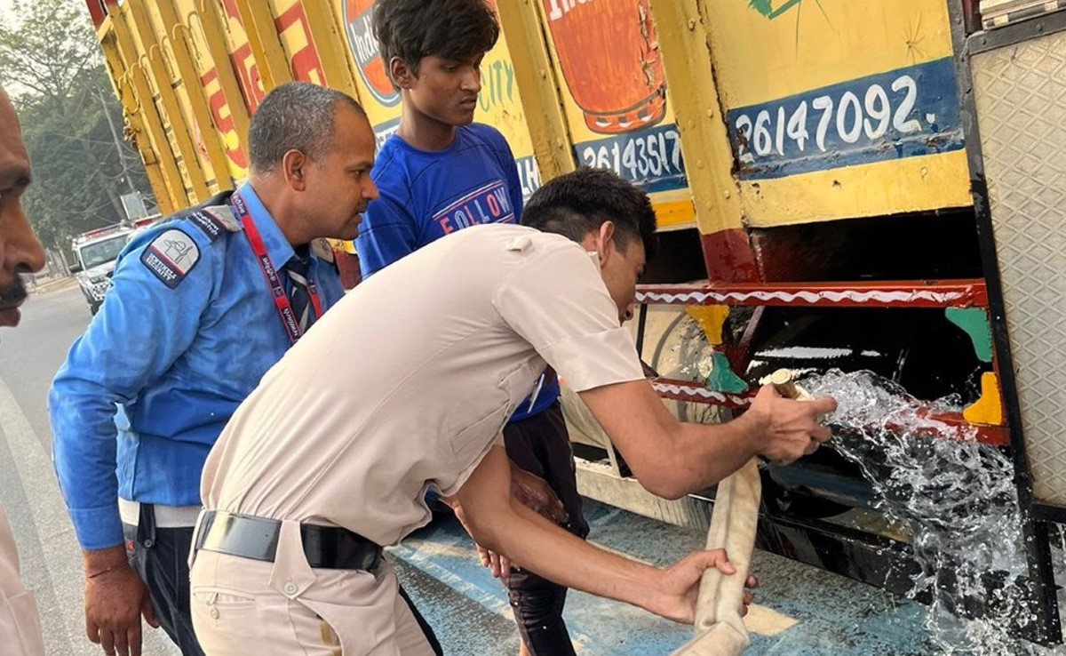 दिल्ली पुलिस के पीसीआर कर्मियों ने गैस सिलिंडरों से भरे ट्रक में लगी आग बुझाई