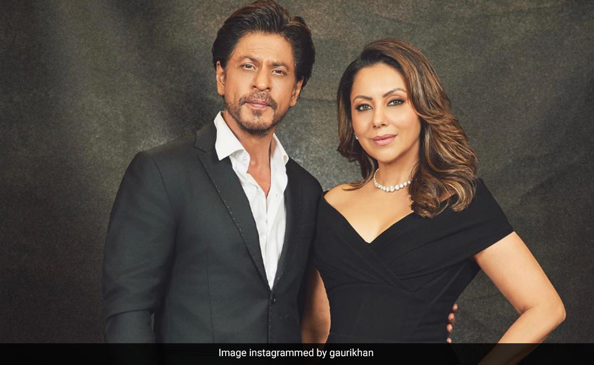 Agreed, Shah Rukh Khan And Gauri Are "Looking Bomb." See Pics And Sussanne's Comment