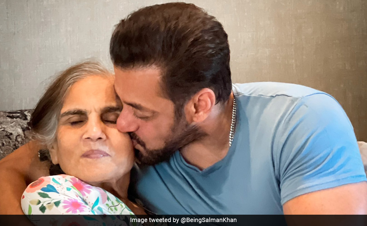 छोटे बच्चे की तरह मम्मी पर प्यार बरसाते नजर आए सलमान खान, फोटो देख कहेंगे 'किसी की नजर न लगे'