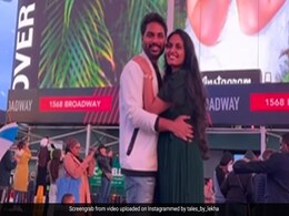 गर्लफ्रेंड को सरप्राइज़ देने के लिए न्यूयॉर्क के टाइम्स स्क्वायर पहुंचा शख्स, किया कुछ ऐसा, लोग बोले- ये तो मैजिक है गर्लफ्रेंड को सरप्राइज़ देने के लिए न्यूयॉर्क के टाइम्स स्क्वायर पहुंचा शख्स, किया कुछ ऐसा, लोग बोले- ये तो मैजिक है