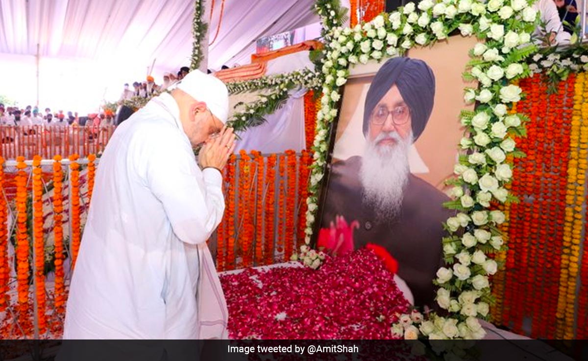 "<i>Bhaichaare Ka Sardar</i> Has Gone": Amit Shah Pays Tribute To Parkash Badal