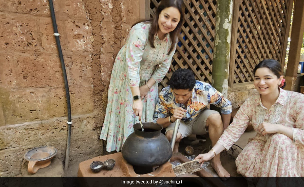 परिवार के साथ गांव पहुंच कर खाना बनाने लगे सचिन तेंदुल्कर, कहा- अर्जुन तो IPL में व्यस्त है...