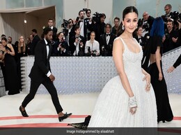 Met Gala 2023: मेट गाला के रेड कार्पेट पर Alia Bhatt ने किया डेब्यू, 100,000 मोतियों से बने गाउन में आईं नजर  Met Gala 2023: मेट गाला के रेड कार्पेट पर Alia Bhatt ने किया डेब्यू, 100,000 मोतियों से बने गाउन में आईं नजर