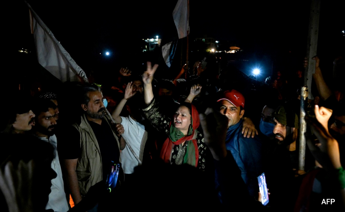 Imran Khan's Supporters Attack Pak PM Shehbaz Sharif's House