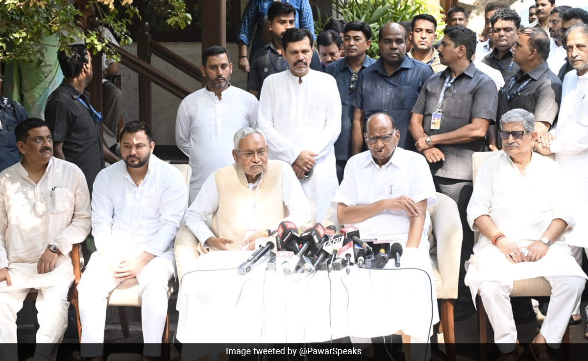 शरद पवार से मिले नीतीश कुमार, विपक्ष की एकता मजबूत करने पर की चर्चा