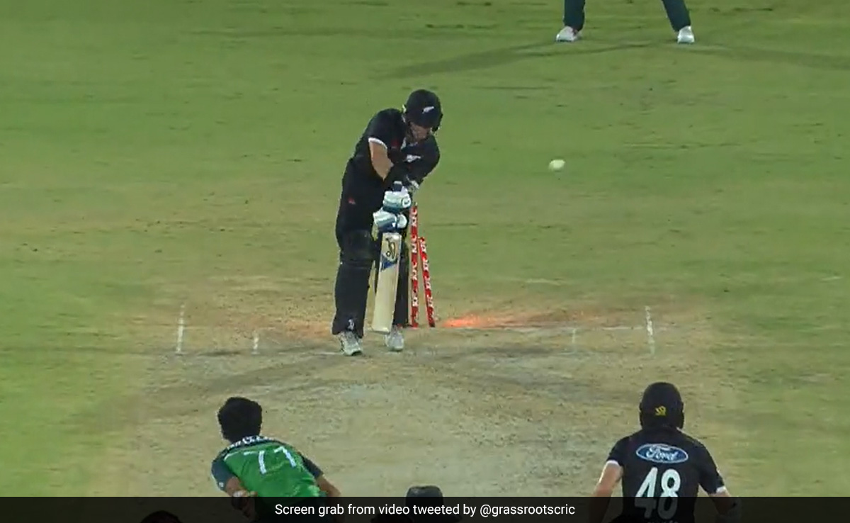 बल्लेबाज को लगा '440 वॉल्ट' का करंट, नसीम शाह ने लॉन्च की रॉकेट' गेंद, पिच पर टप्पा खाते ही स्टंप ले उड़ी, Video