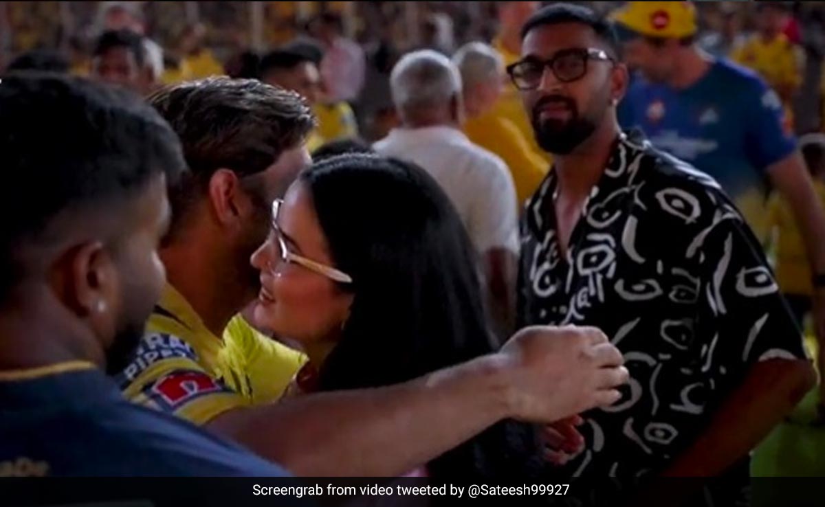 IPL Final: धोनी को गले से लगाकर हार्दिक पंड्या की वाइफ नताशा ने दी जीत की बधाई, Video