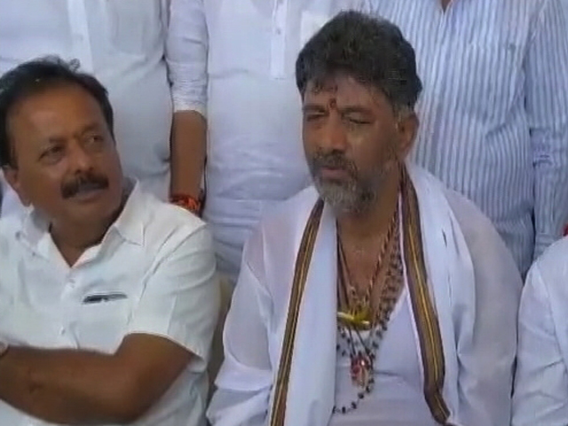 कांग्रेस नेता डीके शिवकुमार ने कहा-"सिद्धारमैया के साथ कोई मतभेद नहीं"